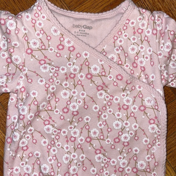 Baby Gap pink flower one piece 3-6 months - Picture 3 of 6